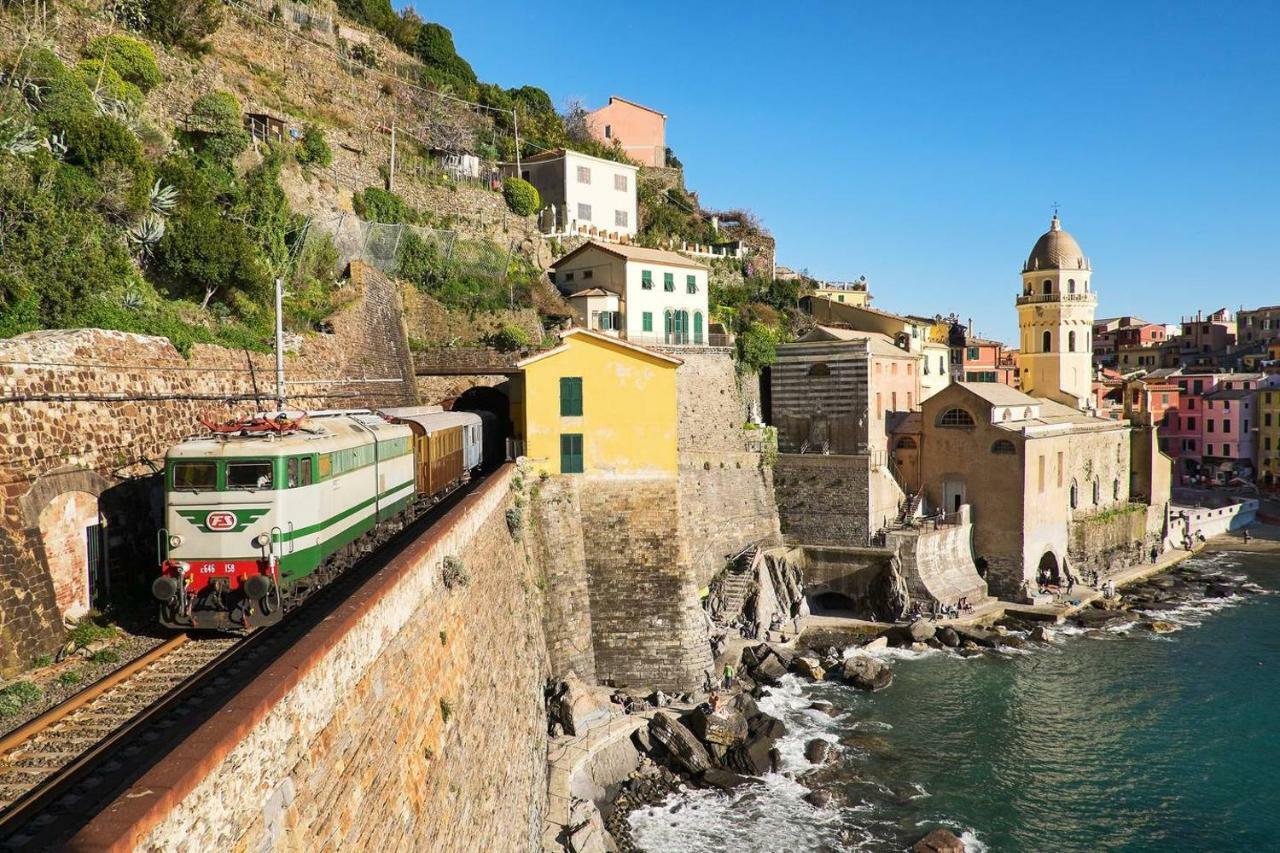 Joivy Light Flat With Great View, Cinque Terre Apartment Vernazza Bagian luar foto